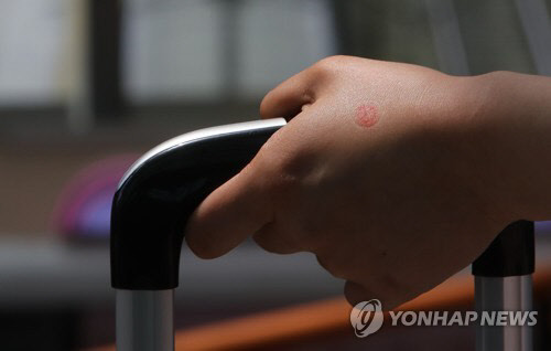 19대 대통령선거 사전투표 둘째 날인 5일 오전 서울역 대합실에 마련된 남영동 사전투표소에서 투표 후 손등에 투표도장을 찍고 나온 한 여성이 여행을 떠나고 있다.